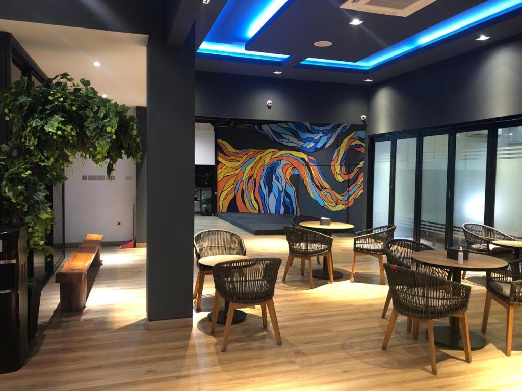 Grand Caman Hotel Bekasi Buitenkant foto