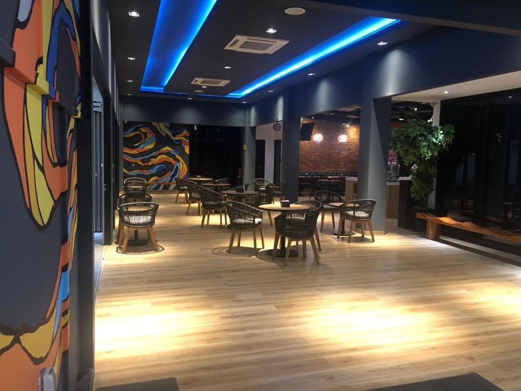 Grand Caman Hotel Bekasi Buitenkant foto