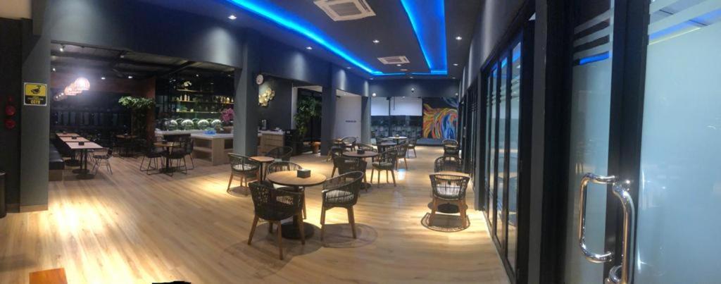 Grand Caman Hotel Bekasi Buitenkant foto