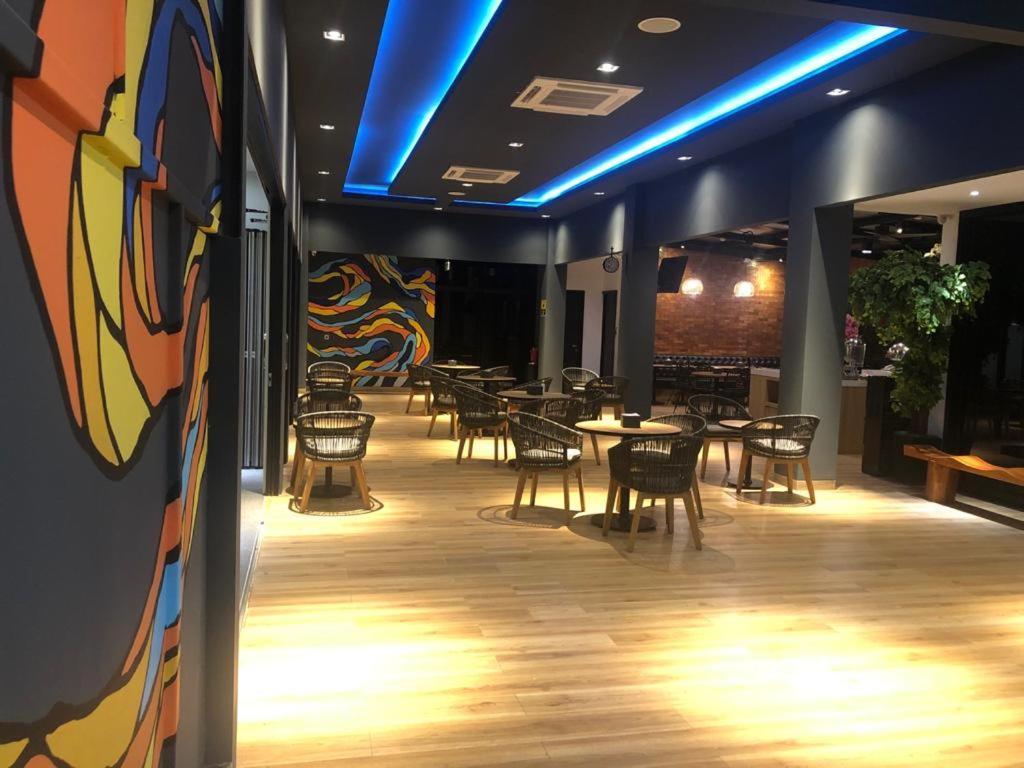 Grand Caman Hotel Bekasi Buitenkant foto