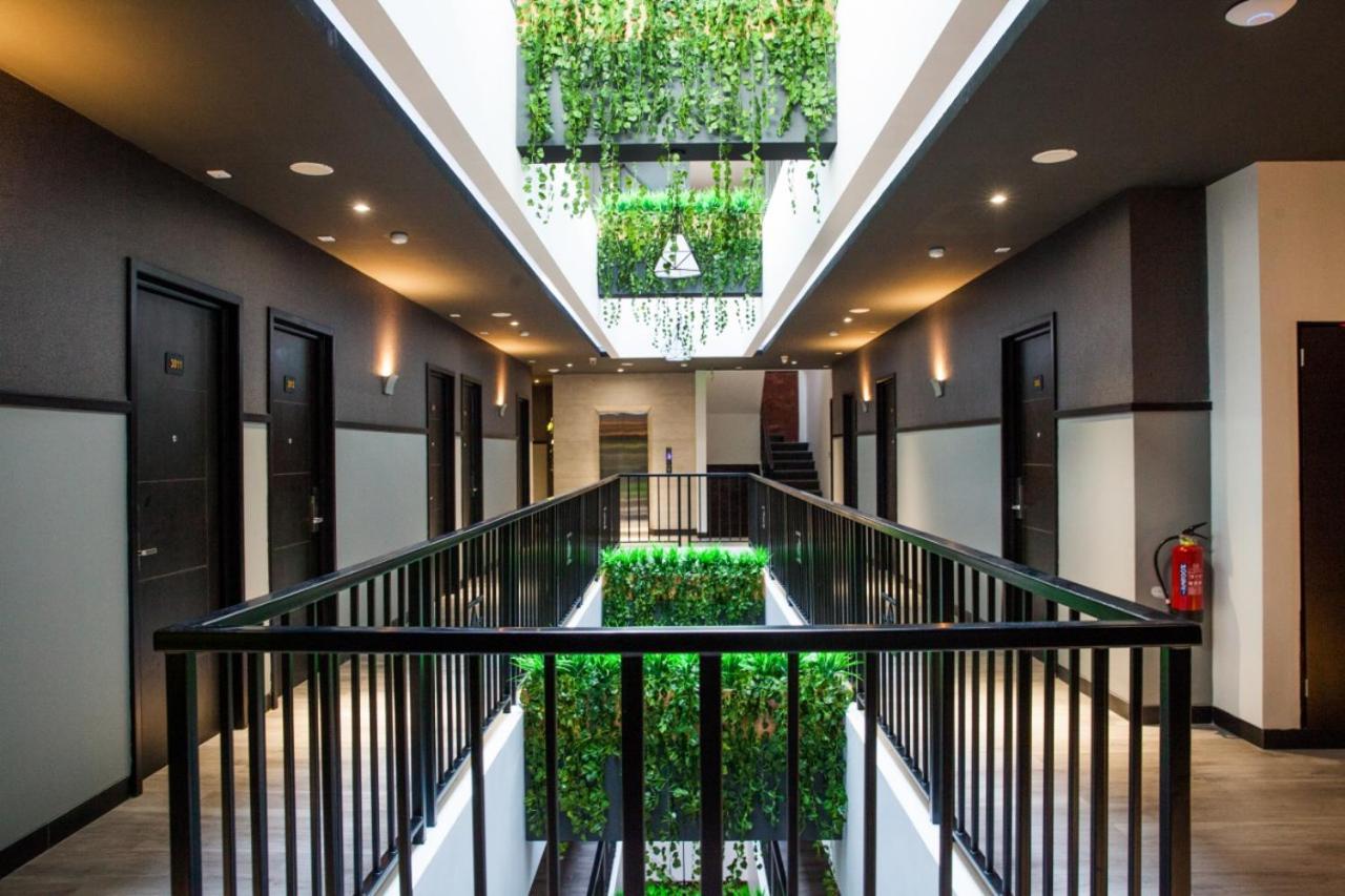 Grand Caman Hotel Bekasi Buitenkant foto