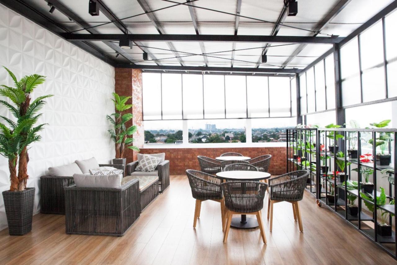 Grand Caman Hotel Bekasi Buitenkant foto